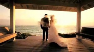 Влюбленная пара на берегу моря (Клип)