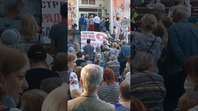 Теняева пытается помешать людям на улице смотреть слушания по генплану смотреть онлайн