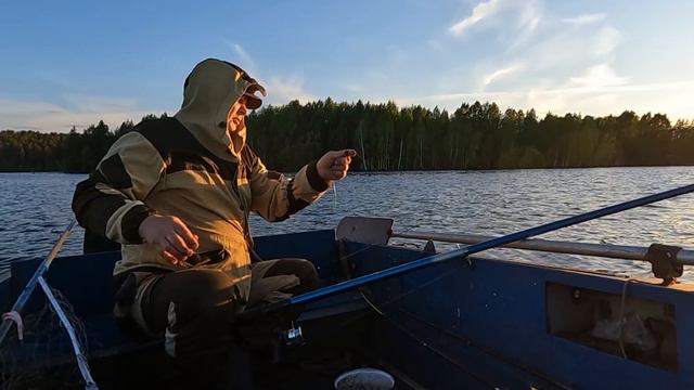 Вечерняя рыбалка с удочкой на Онего