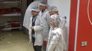 Маленькая НЯНЯ Салон красоты с кошечкой на лице Катя делает Бургер и мороженое в