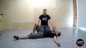 Как уложить пострадавшего в безопасное положение при потере сознания.