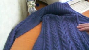 100. Вязаное платье регланом сверху с косами и жгутами.