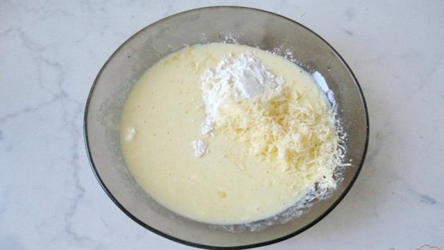Отбивные из куриной грудки в сметанно-сырном кляре