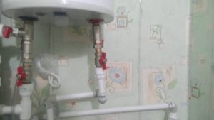 накопительный бойлер дома с использованием емкости бака для хранения холодной воды