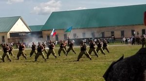 Эффектное появление и танец с автоматами