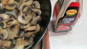 Запеченный картофель с грибами и помидором