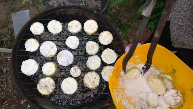Сегодня я на даче и собираюсь сбацать для вас вкуснейшие кабачки на гриле смотреть онлайн