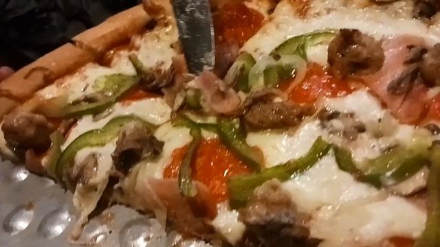 США.Пицца с мясом и селёдкой в ресторане. смотреть онлайн