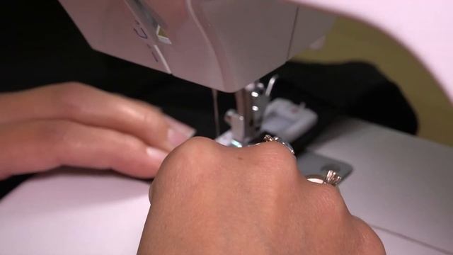 Как сделать петлю полуавтомат на примере Singer 8280 и как правильно пришить пуговицу