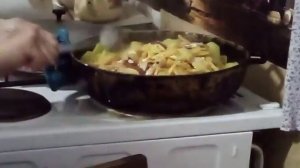 Жаренный картофель с колбасой и яйцами