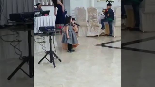 Моя лапочка-внучка исполняет песню про маму смотреть онлайн