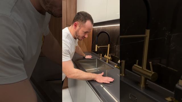 Идеальное сочетание - раковина и смеситель! #design #interior #interiordesign #kitchen #furniture смотреть онлайн