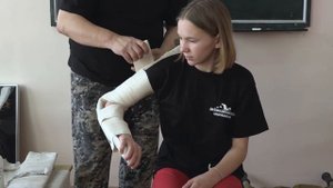 Перелом руки, наложение шины.