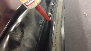 Нанесение клея для вклейки лобового стекла