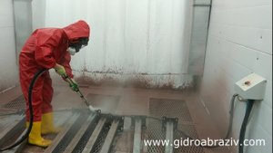 Гидроабразивная очистка в обитаемой камере