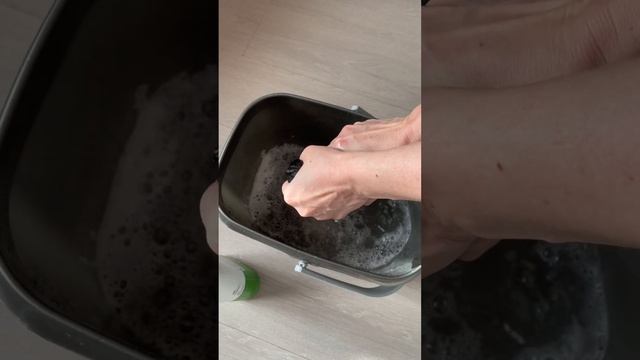 КАК ПОМЫТЬ НАТЯЖНОЙ ПОТОЛОК #лайфхак #shorts #уборка #cleaning