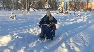 Прогулка зимой на электроколяске / по сугробам на инвалидной коляске / день инвалидов / зима