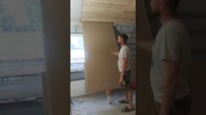 как прикрутить гипсокартон на потолок одному без помощника