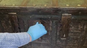 Старинный (винтажный) кованый сундук с музыкальным замком.