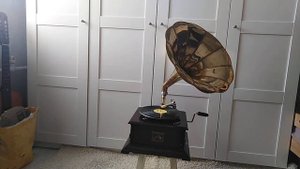 "Ой, цвети, кудрявая рябина!" Играет граммофон HIS MASTER VOICE.