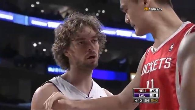 11 09 2008 Rockets vs Lakers Carl Landry Hits Pau In The Face смотреть онлайн