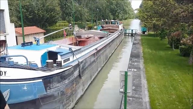 Франция. Прогулка по берегу речки Марн. смотреть онлайн