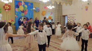 Песня детей с педагогами на выпускной "В добрый час"