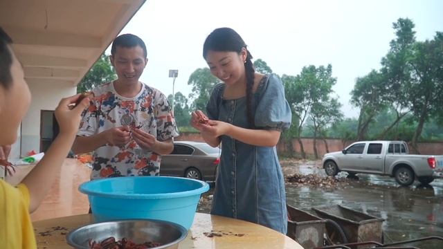 小雨和侄兒去抓龍蝦，回來做一鍋香辣小龍蝦，侄兒吃到停不下來【市民朱小雨】