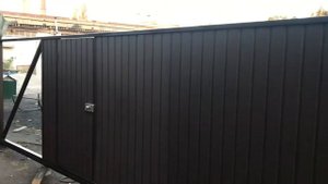 Откатные ворота своими руками с встроенной калиткой, и проф лист с 2х сторон