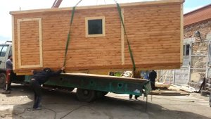 Погрузка строительной бытовки 6х2,3 манипулятором
