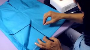 Обрабатываем низ юбки и делаем шлицу.