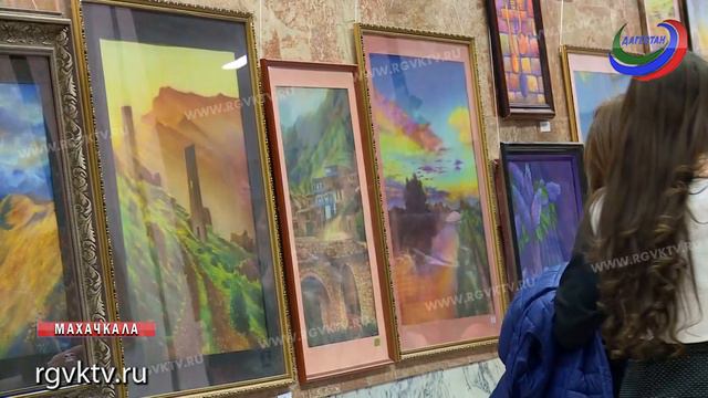 В Махачкале открылась выставка «Все оттенки пастели»
