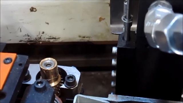 Кромкооблицовка щелевой головкой Robatech FKW60 с помощью PUR