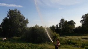 Поливка огорода мотопомпой.