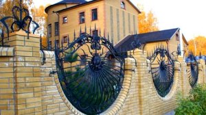 Красивый кирпичный забор с ковкой арки решетки полукруглые идеи как сделать.