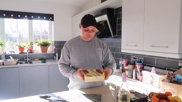 НЕДЕЛЯ АНГЛИЙСКОЙ ЕДЫ / ДЕНЬ 1 /КАНАЛУ ИСПОЛНИЛСЯ ГОД /TОРТ TABLERONE / DAIM смотреть онлайн