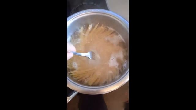 Как правильно сварить длинные спагетти | Как сварить лапшу | смотреть онлайн