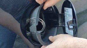 Як зняти лючок паливного бака. Демонтаж люка горловини паливного бака автомобіля Volkswagen Touran.