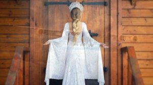 Люди, как лебеди, в жизненной бездне плывут. Белыми стаями под небесами живут.