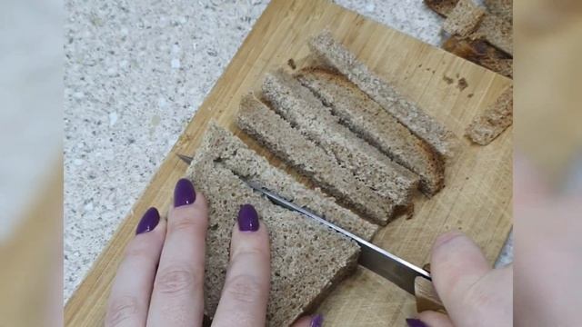 Очень вкусный и необычный салат из свежей капусты с курицей, кедровыми орешками и гренками смотреть онлайн