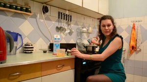 Молочная ванна с лепестками роз, красота, уход за собой, сюрприз для сестры