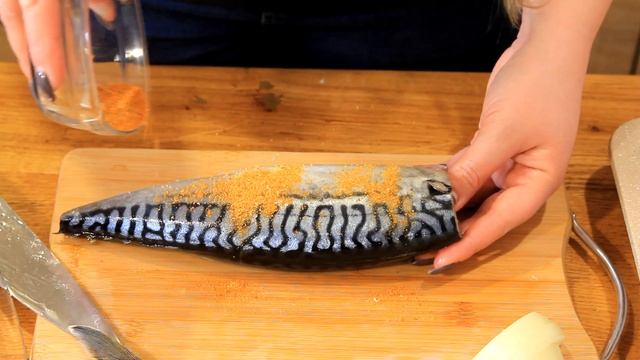 Скумбрия на луковой подушке запеченная в духовке смотреть онлайн