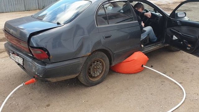 Подъем легковушки за 30 сек. Надувной домкрат Слон от выхлопной трубы. смотреть онлайн