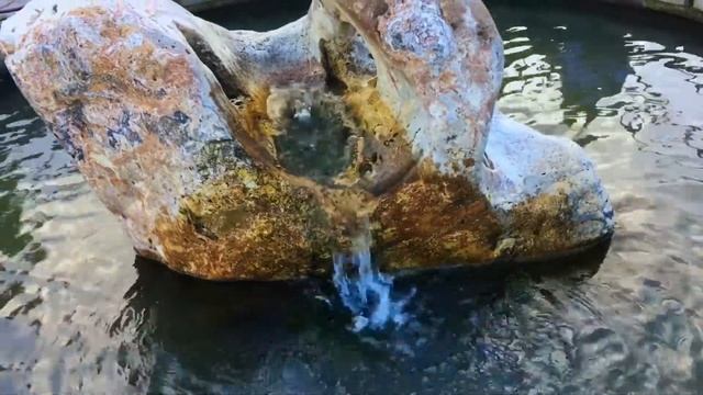 Журчание воды приносит атмосферу романтики. The murmur of water brings an atmosphere of romance. смотреть онлайн