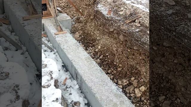 Монолитный столбчатый фундамент.  Монтаж анкерные болты и пластина