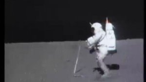 Астронавт уронил молоток на Луне