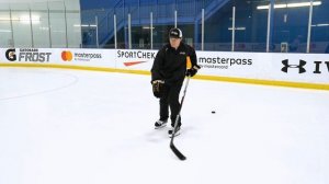 БРОСОК ПО ВОРОТАМ С ДЖОНОМ ГОЙНСОМ. ЧАСТЬ 1. КОНТРОЛЬ ШАЙБЫ УДЕРЖИВАЯ КЛЮШКУ ОДНОЙ РУКОЙ.