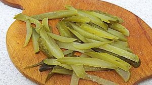 Свинина тушёная с солёными огурцами