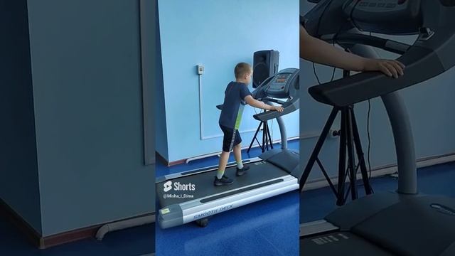 Когда бегаешь _быстрее_ и _лучше_ всех. Все бегут, бегут а я стою?♂️ #дети  #смешныедети #спорт.mp4