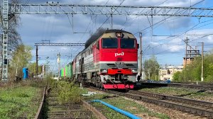 Необычно дымный тепловоз с разнообразным грузовым поездом